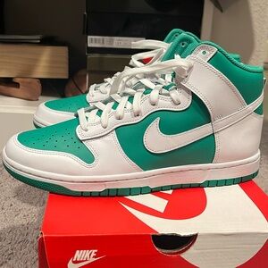Nike Dunk Hi Retro size 11

Stadium Green/White

Brand New